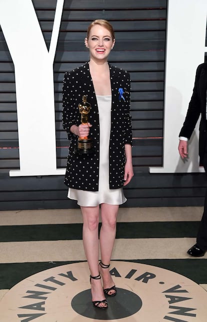 La flamante ganadora del Oscar a mejor actriz, Emma Stone, brilló en la fiesta de Vanity Fair con minivestido y americana de Givenchy, la misma marca que la vistió en la ceremonia.