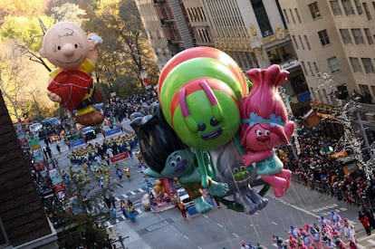 Globos gigantes de los personajes de Trolls y Charlie Brown durante el paso del desfile por la Sexta Avenida. 