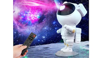 Este modelo de proyector es diferente al resto: tiene cuerpo de astronauta y un diseño mini muy liviano.