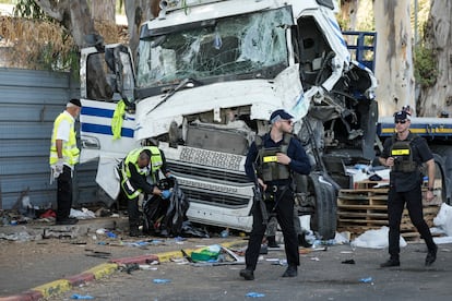 Emergency personnel and Israeli police work at the crash site on the outskirts of Tel Aviv, this Sunday.