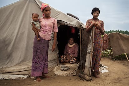 "Viajé a Sittwe (capital del estado de Rakhine) con la intención de documentar la situación de la comunidad rohingya desplazada internamente un año después de las oleadas de violencia. Cuando llegué a los campamentos IDP, me llamó la atención el abrumador número de mujeres y niños en comparación con hombres. La violencia vivida entre junio y octubre de 2012 causó una ruptura en las estructuras sociales de la comunidad, dejando a muchas familias y mujeres desprovistas de una figura masculina adulta. Este desorden social causó un profundo impacto en las relaciones de género, precipitando a las mujeres a asumir y/o dar mayor visibilidad a roles masculinos tradicionales con el fin de garantizar la supervivencia de sus familias. Y, si bien esta violenta campaña de limpieza étnica ha tenido un efecto negativo incalculable en los rohingya en su conjunto, la brecha abierta ha permitido asistir al cuestionamiento de los roles tradicionales de género –entendidos como naturales– y ha enfatizado la fuerza y valor de las mujeres dentro de la comunidad. En la imagen, cuatro generaciones de mujeres Rohingya de Thandawly".