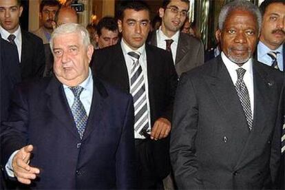 El ministro sirio de Exteriores (izquierda), Walid Moualem, acompaña a Kofi Annan, ayer en Damasco.