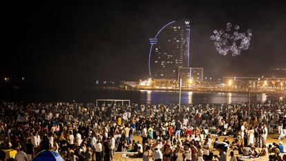 Miles de personas celebran en la playa de la Barceloneta la noche de San Juan.