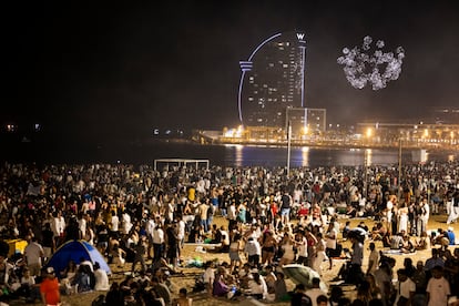 Miles de personas celebran la verbena en la playa de la Barceloneta.