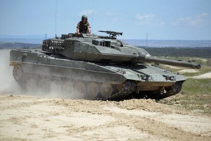 Los soldados han realizado una exhibición para mostrar la potencia de estos carros de combate.