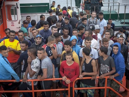 Rescatada en Barbate una patera con 60 migrantes.