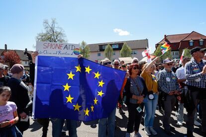 Varios manifestantes protestan contra la ultraderechista Alternativa por Alemania, con una pancarta que les acusa de espiar para China y Rusia, Donaueschingen, el 27 de abril.