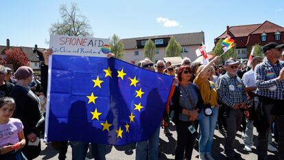 Varios manifestantes protestan contra la ultraderechista Alternativa por Alemania, con una pancarta que les acusa de espiar para China y Rusia, Donaueschingen, el 27 de abril.