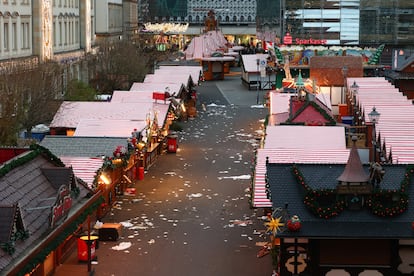 Puestos cerrados en el mercadillo de navidad de Magdeburgo tras el atropello masivo que ha causado al menos cinco fallecidos y 200 heridos.