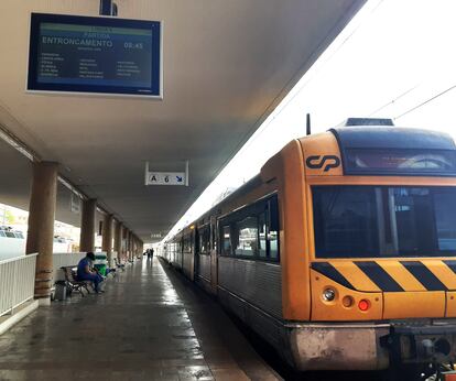 8.45 Salida del regional de Lisboa a Entroncamento. El tren automotor eléctrico, fabricado por Alstom-Sorefame, conecta la capital con el Centro y el Norte de Portugal. 