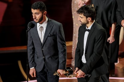 Basel Adra (izquierda) y Yuval Abraham, durante su discurso de agradecimiento tras ganar el Oscar al mejor largometraje documental, el pasado domingo.