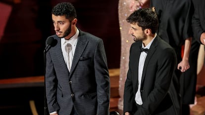Basel Adra (izquierda) y Yuval Abraham, durante su discurso de agradecimiento tras ganar el Oscar al mejor largometraje documental, el pasado domingo.