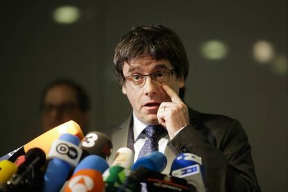 Carles Puigdemont se dirige a los medios durante una conferencia de prensa en Berlín, Alemania.