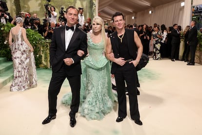 Donatella Versace acudió acompaña de los actores británicos Jude Law y Andrew Scott, ambos vestidos de la firma.