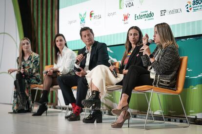 Carolina Montoya (directora de Sostenibilidad de Minsait Indra Company), María Consuelo Castro (gerente de sostenibilidad, Claro Colombia), Gabriel Delascasas (director Caracol Sostenible y La Luciérnaga), Daniela Puerta (gerente Asuntos Públicos, Comunicaciones y Sostenibilidad de Coca-Cola Colombia y Venezuela) y Samira Fadul (vicepresidente Asuntos Corporativos y Legal, Bavaria), durante el conversatorio ‘Sector privado ante los desafíos del desarrollo sostenible’.