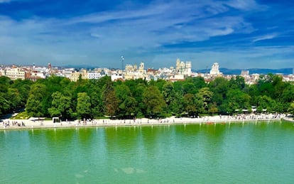 Vistas desde el mirador ubicado en el monumento a Alfonso XII, inaugurado en 1922 junto al lago del Retiro, en Madrid.