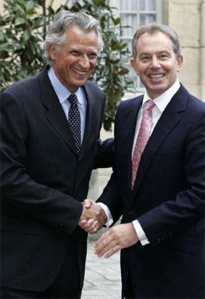 Dominique de Villepin (izquierda) y Tony Blair, ayer en París.