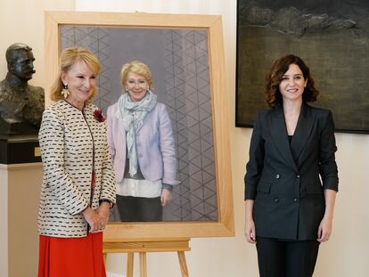 Esperanza Aguirre e Isabel Díaz Ayuso, ante el retrato de la expresidenta.