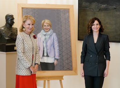 Esperanza Aguirre e Isabel Díaz Ayuso, ante el retrato de la expresidenta.
