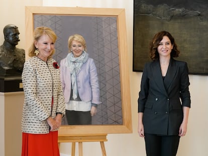 Esperanza Aguirre e Isabel Díaz Ayuso, ante el retrato de la expresidenta.