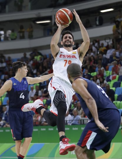 Ricky Rubio marca un tanto durante el partido.