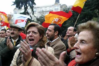 A primeras horas de la mañana, un centenar de personas se han concentrado a las puertas del Congreso de los Diputados para respaldar a José María Aznar. La sede de la Cámara Baja ha sido fuertemente vigilada por efectivos de seguridad ante la enorme expectación que ha despertado la comparecencia de Aznar.