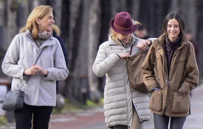 La infanta Cristina pasea junto a su hermana Elena de Borbón y su hija, Victoria Federica, por las calles de Vitoria esta mañana