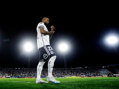 El jugador de Colo Colo, Arturo Vidal ingresa al campo de juego este jueves, en el estadio Monumental de Santiago (Chile).