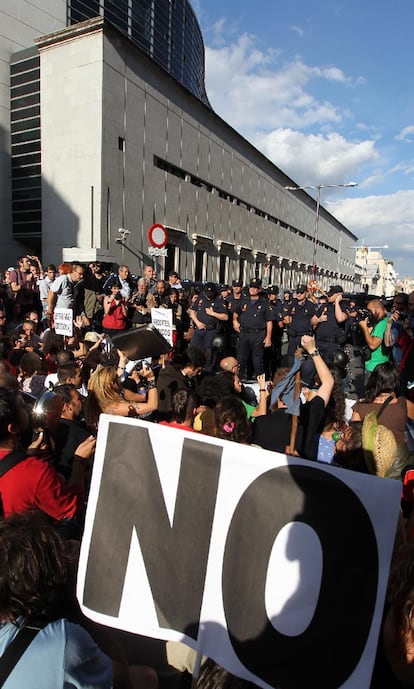 Un cordón policial impedía que la protesta de los indignados se acercara a las inmediaciones del Congreso.