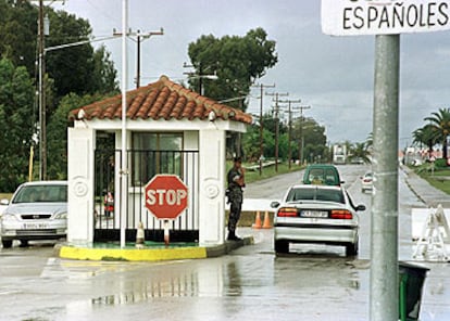 Un soldado vigila la entrada principal de la base naval de Rota.