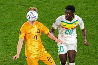 El holandés Frankie de Jong, oculto tras el balón, y el senegalés Bamba Dieng, en un lance del juego.