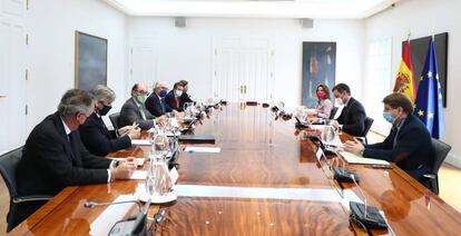 A la izquierda, los presidentes de Acciona, José Manuel Entrecanales; el de Naturgy, Francisco Reynés y de Iberdrola, Ignacio Galán, y los CEO de Endesa, José Bogas; de Repsol, Josu Jon Imaz y de EDP España, Ana Paula Marques. A la derecha, el secretario general de Asuntos Económicos, Manuel de la Rocha, el presidente del Gobierno, Pedro Sánchez y la vicepresidenta de Transición Ecológica, Teresa Ribera.