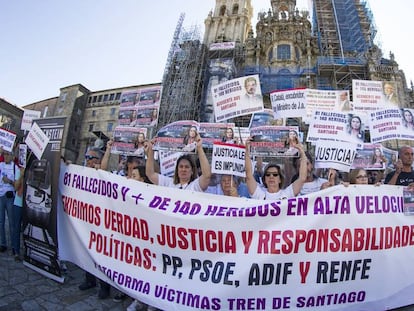 Concentración en Santiago de Compostela en 2019 de familiares de fallecidos y de supervivientes del accidente del Alvia.