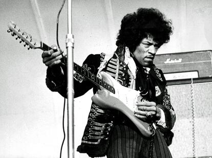 Jimi Hendrix, en una actuación en 1967 en Suecia.