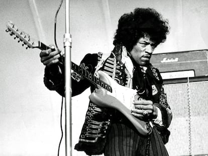 Jimi Hendrix, en una actuación en 1967 en Suecia.