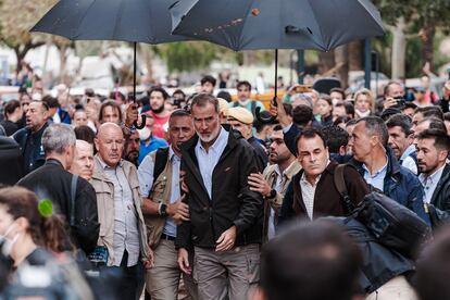 Felipe VI, durante su visita a Paiporta (Valencia) el domingo.