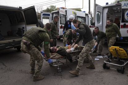 Médicos militares trasladan a un soldado herido a un hospital en la región de Donetsk. La Dirección Principal de Inteligencia y el Estado Mayor de Ucrania han acusado este sábado a Rusia de reclutar a civiles ucranios de las regiones ocupadas por sus fuerzas en Járkov, Zaporiyia y Jersón.