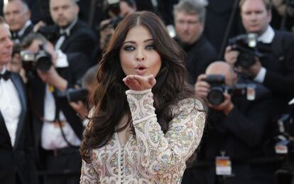 La actriz india Aishwarya Rai posa para los fotógrafos a su llegada a la alfombra roja del Festival de Cannes.