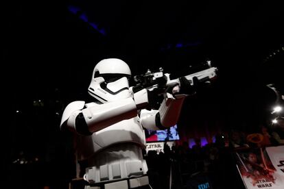 Un actor disfrazado de soldado de la Tropa de Asalto participa en el acto de presentación de la última película de 'Star Wars'.