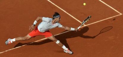 Nadal devuelve la bola a Fognini. 