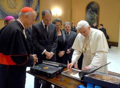 El papa Benedicto XVI da la bienvenida a la delegación de Valencia, formada por el cardenal arzobispo de Valencia, Agustín García-Gasco, (izqda.), el presidente de la Generalitat, Francisco Camps, y la alcaldesa de Valencia, Rita Barberá.