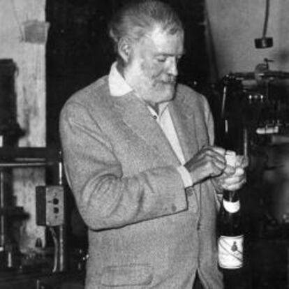 Ernest Hemingway, durante su visita a Bodegas Paternina en 1956