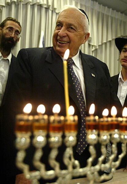 Ariel Sharon, en un acto religioso en Tel Aviv el martes.