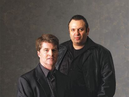 Dacre Stoker (sentado) e Ian Holt, autores de la continuación de la novela original.