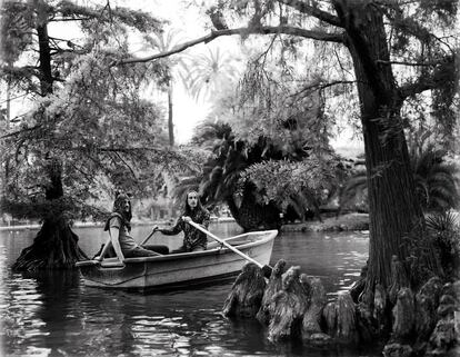 "Siempre es un reto para mí trabajar con Hidrogenesse. Ellos tienen muy buen criterio sobre cómo quieren aparecer. Esta vez quería hacerles una foto espectacular, su disco <i>Animalitos</i> era / es una obra maestra. Mi idea era fotografiarlos como héroes románticos Bavaria 1900. Nada de colorines, efectos, iluminación... clásica realidad paisajística. Los cité en el lago del parque de la Ciudadela... crucé los dedos para que los guiris no descubrieran las barcas de alquiler. Los subestimé, guiris de la peor calaña remando por todos lados. Además, como soy tan osada, para la ocasión usé mi último cartucho de Polaroid blanco y negro de placas, solo diez disparos y chao. Pero necesitaba darle textura 1900 y me negaba a hacerlo por retoque. Por sorpresa, Genís demostró ser un gran remero. Colocaban la barca perfecta para la foto justo cuando los guiris desaparecían del plano. Cuatro de los diez disparos son fotos perfectas. Esta es mi foto favorita de todas las que he hecho a grupos de música y posiblemente de todas mis fotos".