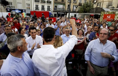 Pedro Sánchez en la apertura de campaña en la Plaza de Pedro Zerolo, en Madrid.