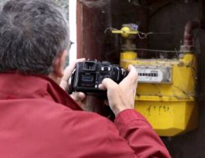 Un técnico de gas fotografía el contador de la vivienda. EFE/Archivo