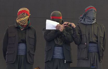 Miembros de la guerrilla se dirigen a más de 200.000 personas que se han congregado en Diyarbakir, principal ciudad del sureste de Turquía, para celebrar el esperado anuncio del alto el fuego por parte del Partido de los Trabajadores del Kurdistán (PKK) por su líder, Abdulá Ocalan.