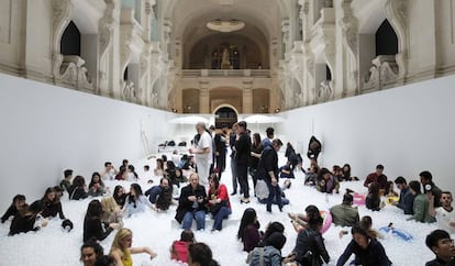 Una piscina de bolas instalada en el interior de Colette para celebrar su 20º aniversario. Instalación intereactiva de Snarkitecture.