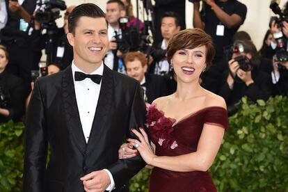 Scarlett Johansson y Colin Jost

El poder y la influencia de esta pareja en la industria está fuera de toda duda. Ella, una de las mayores estrellas de cine, sigue batiendo récords con Marvel (Vengadores: Infinity War) sin dejar de lado el cine independiente (protagonizará lo último de Noah Baumbach). Jost es el presentador de Weekend Update, el informativo satírico estrella del legendario Saturday Night Live, y el próximo anfitrión de los premios Emmy.